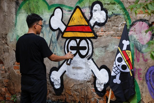 Kemas Muhammad Firdaus, 28, paints a mural depicting a Jolly Roger from the popular Japanese anime and manga series “One Piece” in Bekasi, West Java province, Indonesia, on August 7, 2025. (Photo by Ajeng Dinar Ulfiana/Reuters)