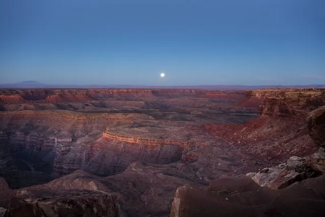 A full “supermen” sets behind the proposed Bear Ears National Monument in the high desert near Muley Point, Utah, 14 November 2016. 14 November 2016 sees the largest full moon since 1948 also known as the “supermoon”, when the moon reaches its closest point to Earth. The next time the moon will be this close will be on 25 November 2034. (Photo by Jim Lo Scalzo/EPA)