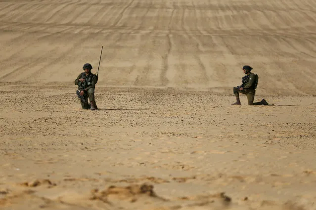 Israeli soldiers from the Desert Reconnaissance battalion take part in a drill near Kissufim in southern Israel November 29, 2016. (Photo by Amir Cohen/Reuters)