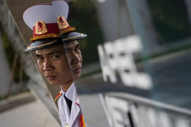 A member of a Vietnamese honour guard stands guard during the arrivals of leaders at the international airport ahead of the Asia-Pacific Economic Cooperation (APEC) Summit in the central Vietnamese city of Danang on November 9, 2017. World leaders and senior business figures are gathering in the Vietnamese city of Danang this week for the annual 21-member APEC summit. (Photo by Ye Aung Thu/AFP Photo)