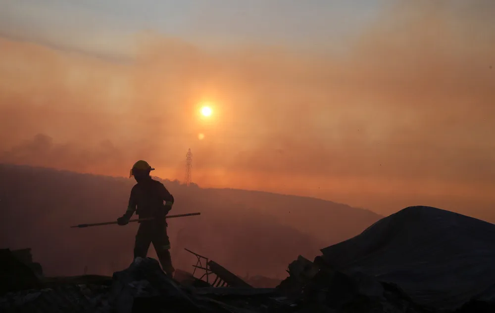 Huge Wildfire Burns Homes in Chile's Valparaiso