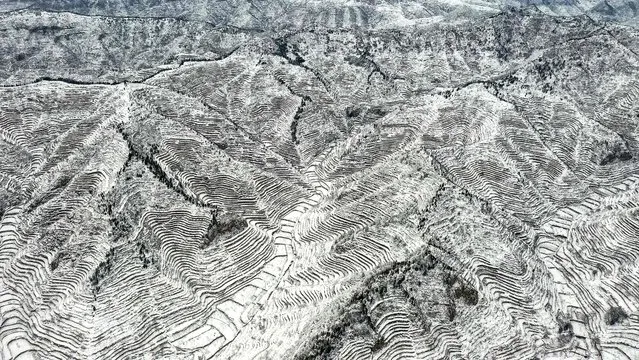 This aerial photo taken on November 7, 2021 shows terraced fields after a snowfall in Handan in China's northern Hebei province. (Photo by AFP Photo/China Stringer Network)