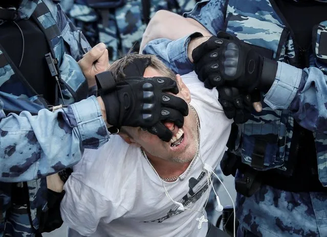 Law enforcement officers detain a participant of a rally calling for opposition candidates to be registered for elections to Moscow City Duma, the capital's regional parliament, in Moscow, Russia July 27, 2019. Russian police rounded up more than 1,000 people in Moscow on Saturday in one of the biggest crackdowns of recent times against an increasingly defiant opposition decrying President Vladimir Putin s tight grip on power. (Photo by Shamil Zhumatov/Reuters)