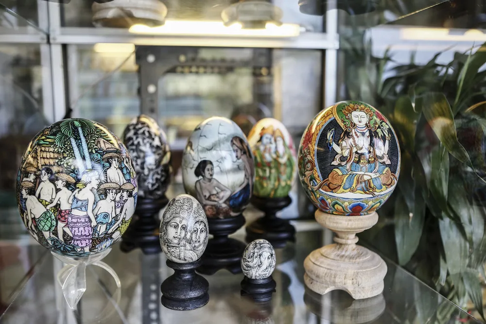 Balinese Artist Makes Hand Painted Easter Eggs