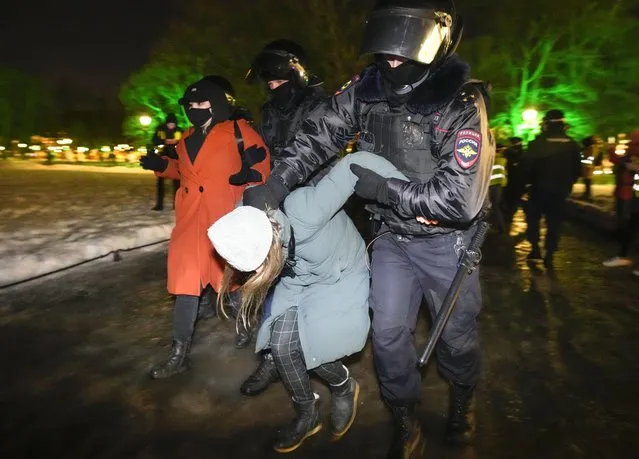 Police detain demonstrators during an action against Russia's attack on Ukraine in St. Petersburg, Russia, Monday, February 28, 2022. Protests against the Russian invasion of Ukraine resumed on Monday, with people taking to the streets of Moscow and St. Petersburg and other Russian towns despite mass arrests. (Photo by Dmitri Lovetsky/AP Photo)