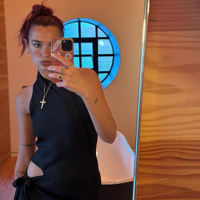 English-Albanian singer Dua Lipa rocks a messy bun in a cheeky mirror selfie in the second decade of June 2024. (Photo by dualipa/Instagram)