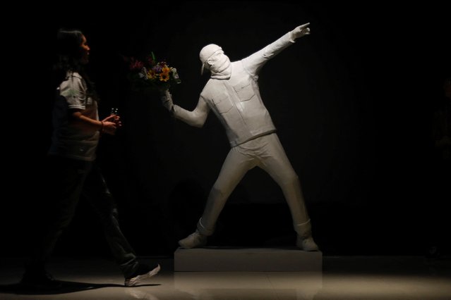 A woman visits the “Inside Banksy, unauthorized exhibition” in Mexico City, Mexico on March 14, 2023. (Photo by Raquel Cunha/Reuters)