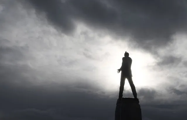 A statue of Lord Edward Carson, an early twentieth century Unionist member of parliament and associated with the founding of the political state of northern Ireland, is seen near the Stormont Parliament building where the Northern Ireland Assembly sits, in Belfast, Northern Ireland, March 1, 2017. (Photo by Toby Melville/Reuters)