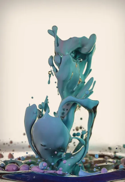 “Dropping” – Artist uses high-speed photography to capture the beauty of ink and oil. (Photo by Alberto Seveso)
