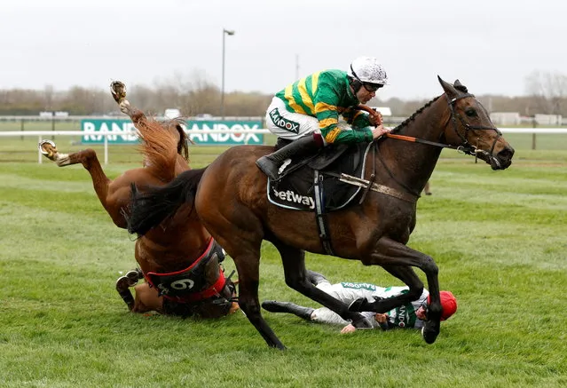 Epatante, ridden by Aidan Coleman, races on as Zanahiyr ridden by Jack Kennedy, falls during the Grand National Festival 2022 at the Aintree Racecourse, Liverpool, Britain on April 7, 2022. (Photo by Jason Cairnduff/Reuters)