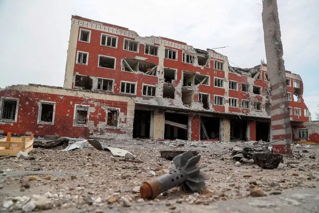 A view shows a building destroyed during Ukraine-Russia conflict in the town of Rubizhne in the Luhansk region, Ukraine on June 1, 2022. (Photo by Alexander Ermochenko/Reuters)