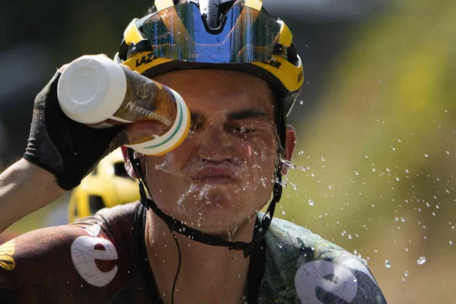 Sepp Kuss of the U.S. cools off as he sets the pace for the group of leaders during the sixteenth stage of the Tour de France cycling race over 178.5 kilometers (111 miles) with start in Carcassonne and finish in Foix, France, Tuesday, July 19, 2022. (Photo by Daniel Cole/AP Photo)