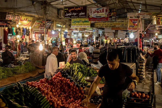 People shop at the Prophet Younis market in East Mosul on November 5, 2017 in Mosul, Iraq. (Photo by Chris McGrath/Getty Images)