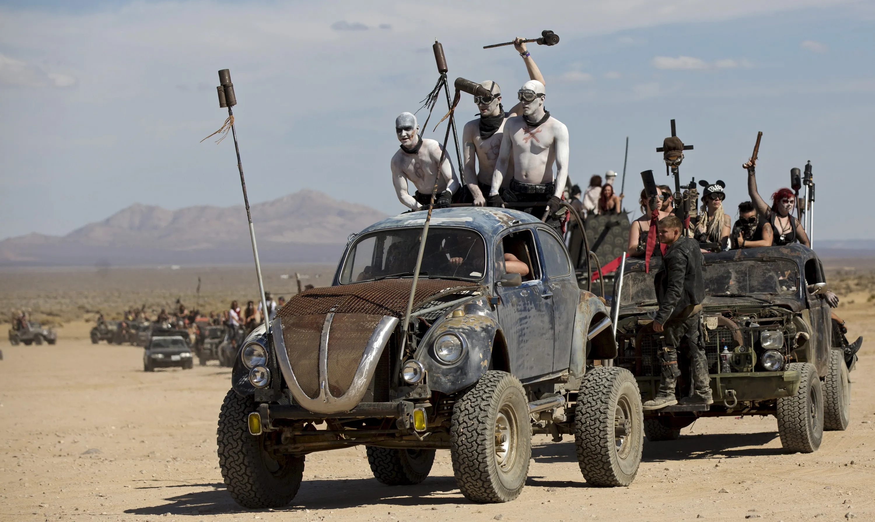 Безумный макс новый. Постапокалиптический фестиваль Wasteland weekend. Безумный Макс 2015. Mad Max дорога ярости. Фестиваль Безумный Макс в пустыне.