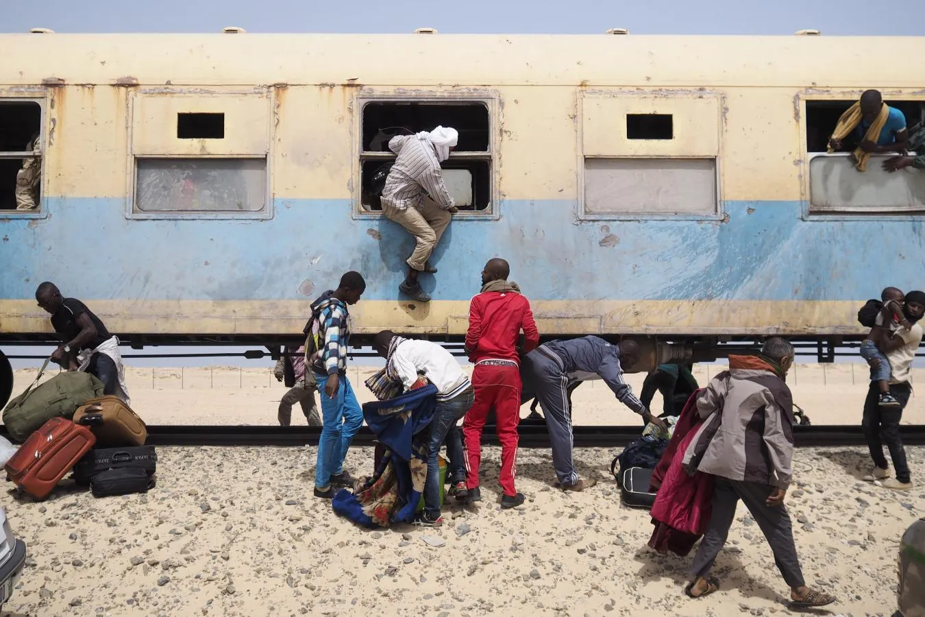 Люди в жизни как поезда. Поезд Нуадибу Зуэрат. Поезд пустыни Мавритания. Зуэрат Мавритания. Самый длинный поезд Мавритания.