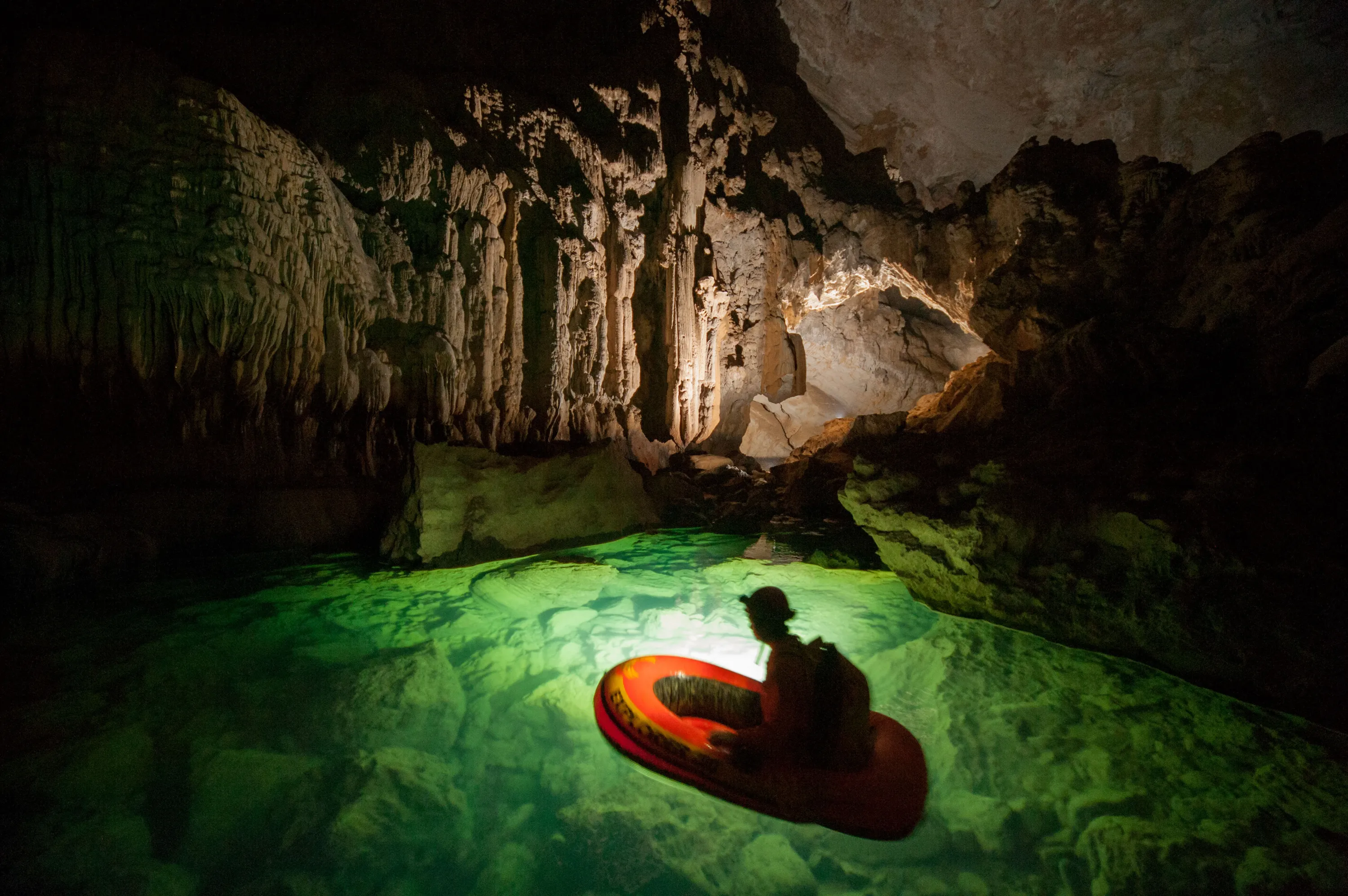 Caves adventures. Пещеры Хуашань. Пещера Эр Ван Донг. Пещеры Хуашань в Китае. Огромная пещера.