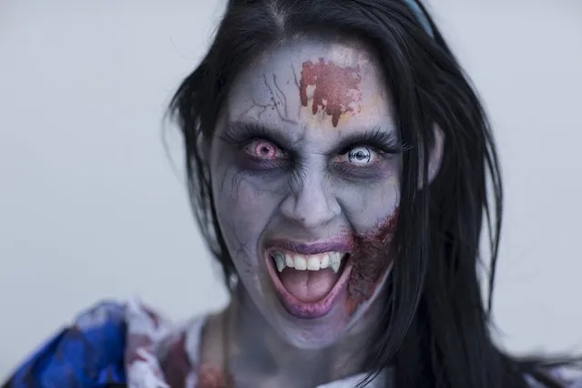 Ally Kara attends New York Comic Con dressed as a Zombie Alice from Alice in Wonderland in Manhattan, New York, October 8, 2015. (Photo by Andrew Kelly/Reuters)