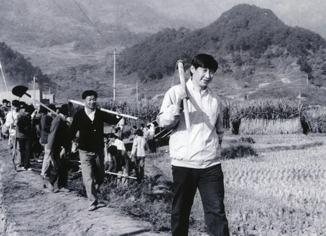 A 1988 photo provided by China's Xinhua News Agency shows Communist Party Leader Xi Jinping, right, then secretary of the Ningde Prefecture Committee of the Communist Party of China (CPC), participates in farm work during his investigation in the countryside. Born in Beijing in 1953, Xi enjoyed a privileged youth as the second son of Xi Zhongxun, a former vice premier and guerrilla commander in the civil war that brought Mao Zedong's communist rebels to power in 1949. At 15, Xi Jinping was sent to rural Shaanxi province in 1969 as part of Mao's campaign to have educated urban young people learn from peasants. (Photo by Xinhua News Agency via AP Photo/File)