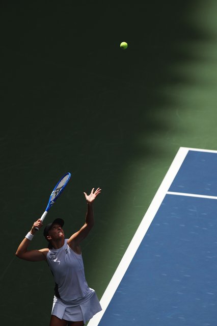 Iga Swiatek of Poland serves against Suzan Lamens of the Netherlands during their Women's Singles Second Round match on Day Five of the 2025 US Open at USTA Billie Jean King National Tennis Center on August 28, 2025 in the Flushing neighborhood of the Queens borough of New York City. (Photo by Clive Brunskill/Getty Images)
