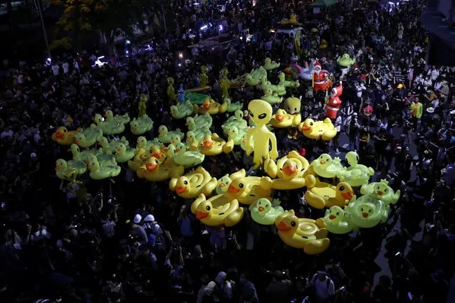 Protesters hold inflatable toys during a pro-democracy rally demanding the prime minister resign and reforms on the monarchy, in Bangkok, Thailand, November 27, 2020. (Photo by Athit Perawongmetha/Reuters)