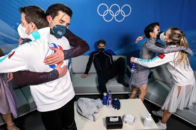 From L: Russia's Nikita Katsalapov, USA's Zachary Donohue, USA's Evan Bates, USA's Madison Chock and Russia's Victoria Sinitsina are seen in the Green Room after competing in the ice dance free dance of the figure skating event during the Beijing 2022 Winter Olympic Games at the Capital Indoor Stadium in Beijing on February 14, 2022. (Photo by Antonin Thuillier/AFP Photo)