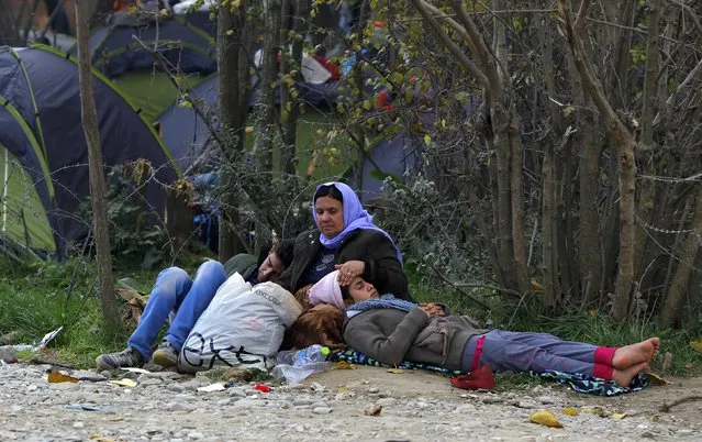 Migrants rest, as they wait to cross the border from Greece to Gevgelija, Macedonia November 22, 2015. (Photo by Ognen Teofilovski/Reuters)