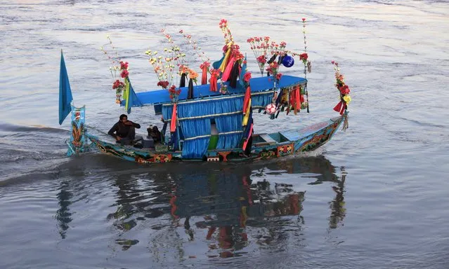 A decorated boat takes tourists for a ride on the Sardaryab river in Charsadda outside Peshawar, Pakistan November 27, 2015. (Photo by Fayaz Aziz/Reuters)