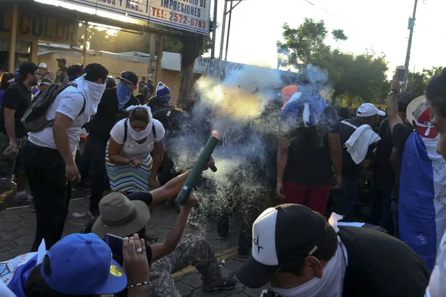 A man fires a home made mortar after clashes erupted during a march against Nicaragua's President Daniel Ortega in Managua, Nicaragua, Wednesday, May 30, 2018. (Photo by Esteban Felix/AP Photo)