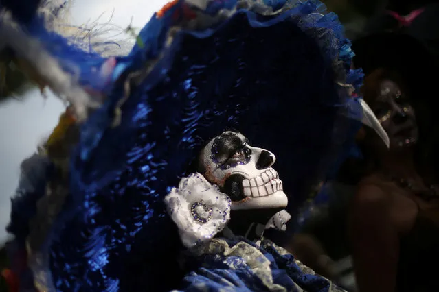 A woman with her face painted as popular Mexican figure “Catrina” takes part in the annual Catrina Fest, part of Day of the Dead celebrations, in Mexico City, Mexico, November 3, 2016. (Photo by Edgard Garrido/Reuters)