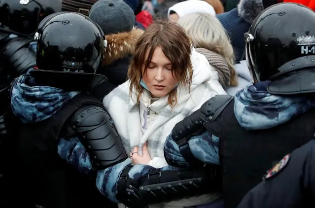 Law enforcement officers detain a woman during a rally in support of jailed Russian opposition leader Alexei Navalny in Moscow, Russia on January 23, 2021. (Photo by Maxim Shemetov/Reuters)