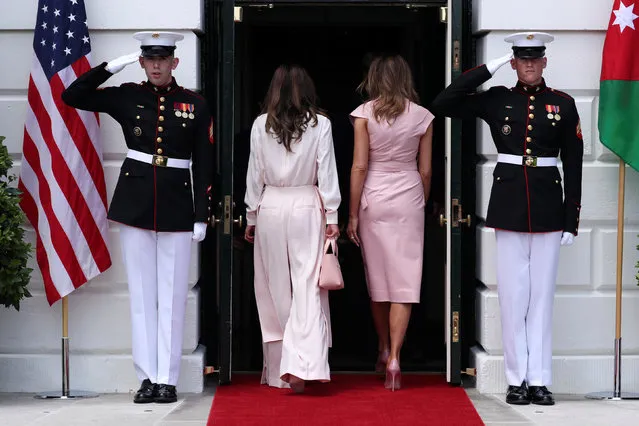 Jordan' s Queen Rania (L) and US first lady Melania Trump walks into the White House June 25, 2018 in Washington, DC. (Photo by Jonathan Ernst/Reuters)