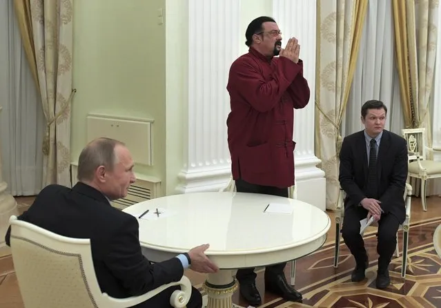 Russian President Vladimir Putin, left, hosts U.S. actor Steven Seagal in the Kremlin in Moscow, Friday, November 25, 2016. (Photo by Alexei Druzhinin/Sputnik, Kremlin Pool Photo via AP Photo)