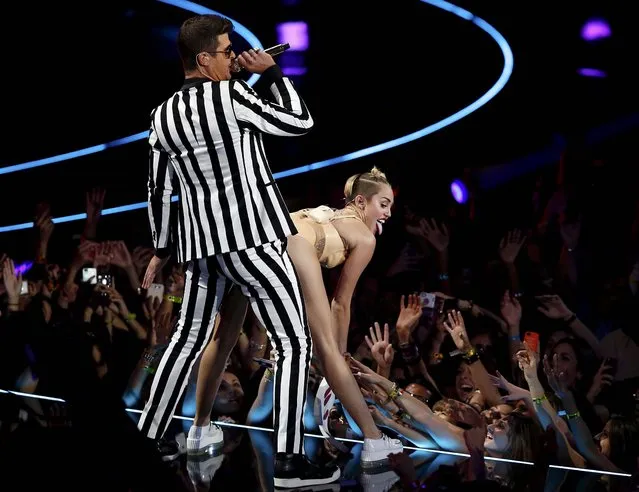 Robin Thicke and Miley Cyrus perform “Blurred Lines”. (Photo by Eric Thayer/Reuters)