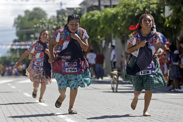 Mexican women participate in the 29th edition of the traditional “Tortilla Race” in the village of Santa Maria Coapan, Mexico, 06 August 2023. During the race, women wear traditional dresses and run some 6 km carrying 15kg of tortillas. (Photo by Hilda Ríos/EPA/EFE)