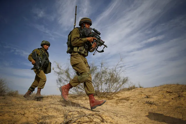 Yussef Saluta (R), 20, an Israeli Arab soldier from the Desert Reconnaissance battalion takes part in a drill near Kissufim in southern Israel November 29, 2016. (Photo by Amir Cohen/Reuters)