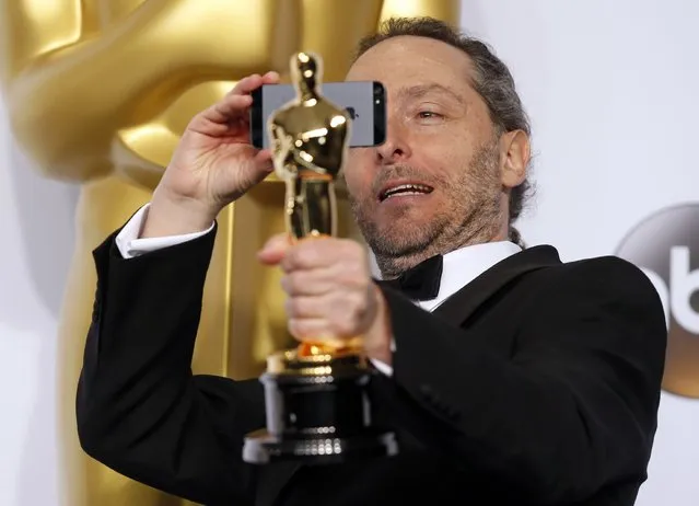 Emmanuel Lubezki poses with the Oscar for best cinematography for the film “Birdman or (The Unexpected Virture of Ignorance)”, during the 87th Academy Awards in Hollywood, California February 22, 2015. (Photo by Lucy Nicholson/Reuters)