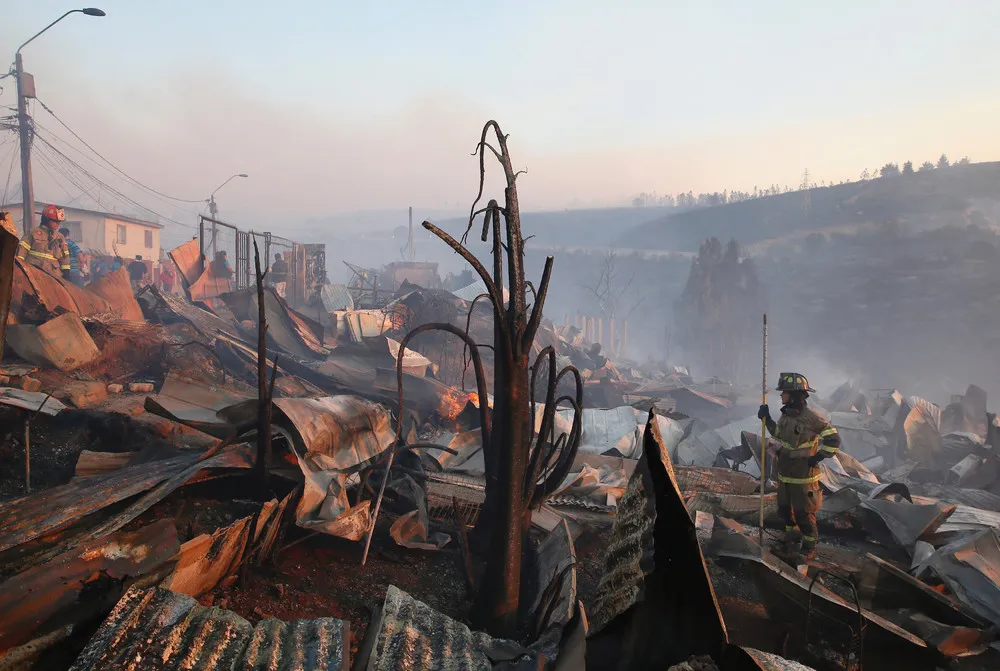 Huge Wildfire Burns Homes in Chile's Valparaiso