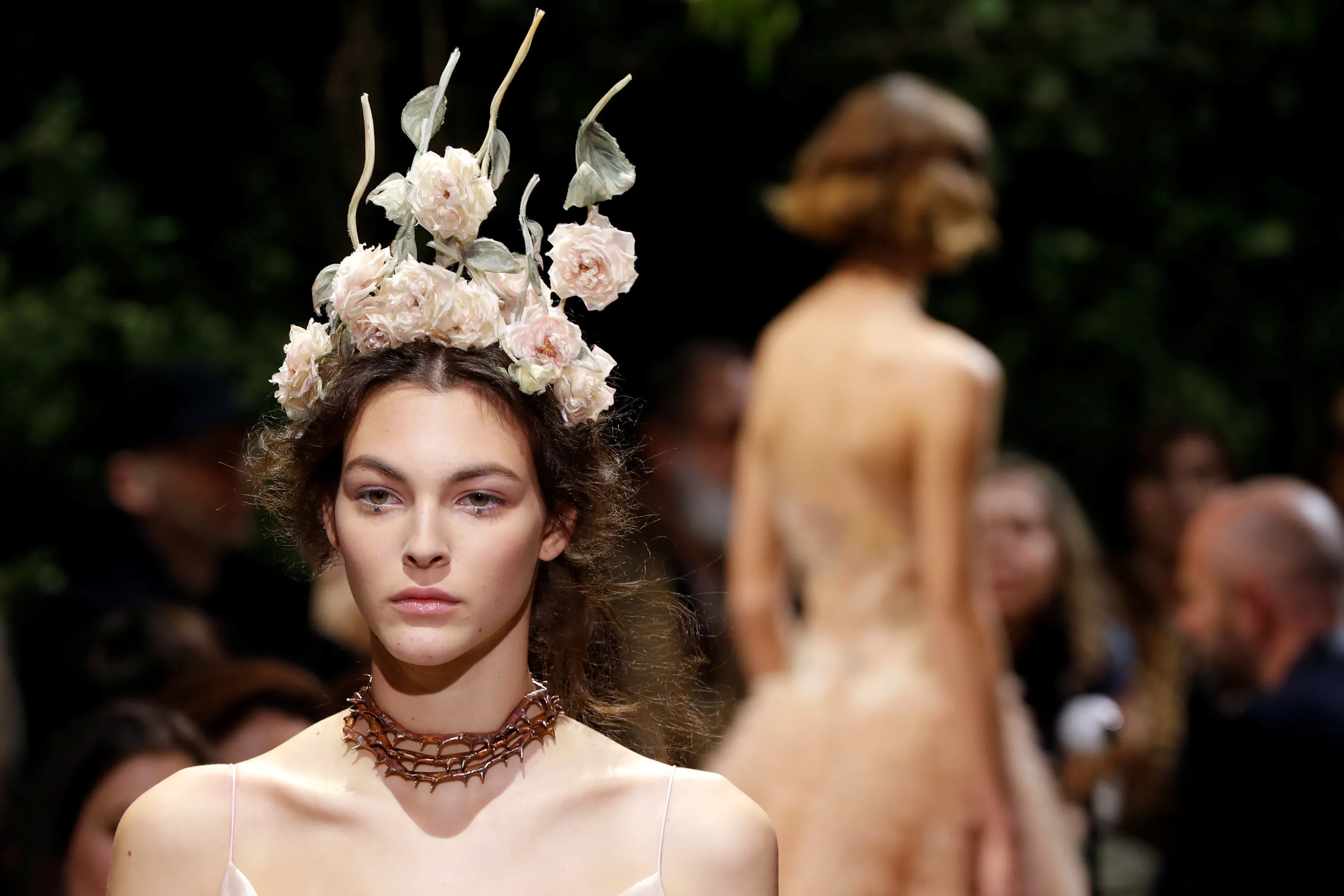 Смена моды. Показ моды во Франции 2019 Кристиан диор. Dior Haute Couture Spring-Summer 2021 collection. Высокая мода. Высокая французская мода.