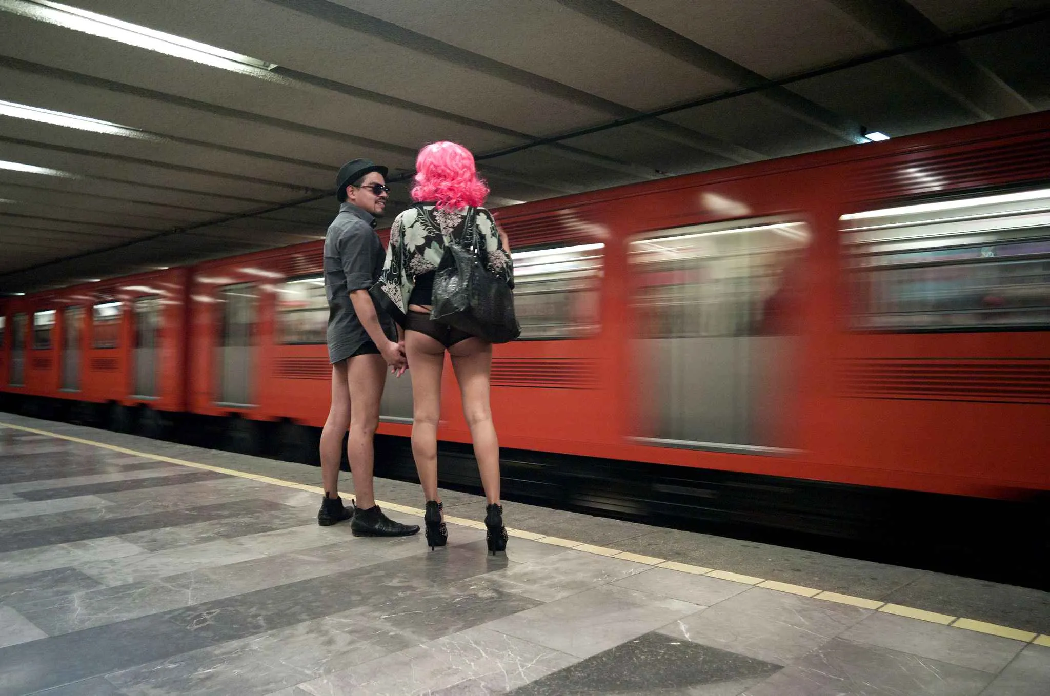 онлайн геи в метро фото 41