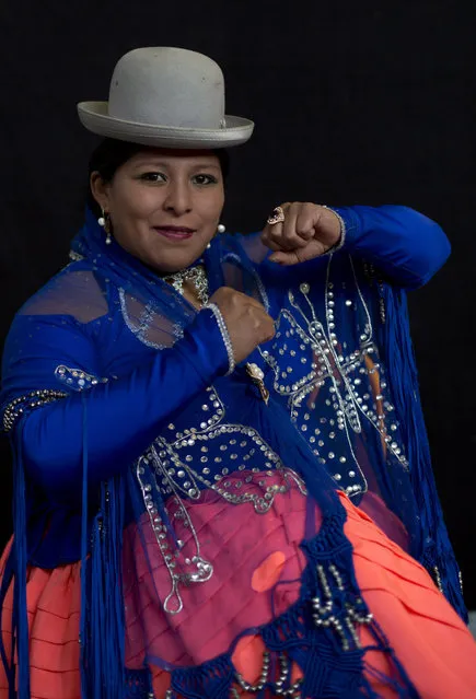 Veteran cholita wrestler Leydi Huanca strikes a fighting pose for a portrait before entering the ring in El Alto, Bolivia, Sunday, February 10, 2019. “The girls who want to do this sport have to have guts, will, because this is a sport that demands a lot of discipline”, said Leydi Huanca, 29, whose real name is Reyna Torrez. (Photo by Juan Karita/AP Photo)