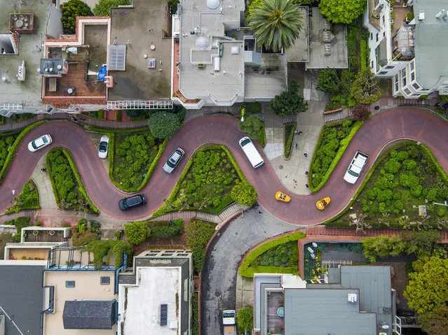 Vehicles negotiate a series of dramatic hairpin turns along San Franciscos Lombard Street – one of the crookedest lanes in the world. (Photo by Chase Guttman/Caters News)