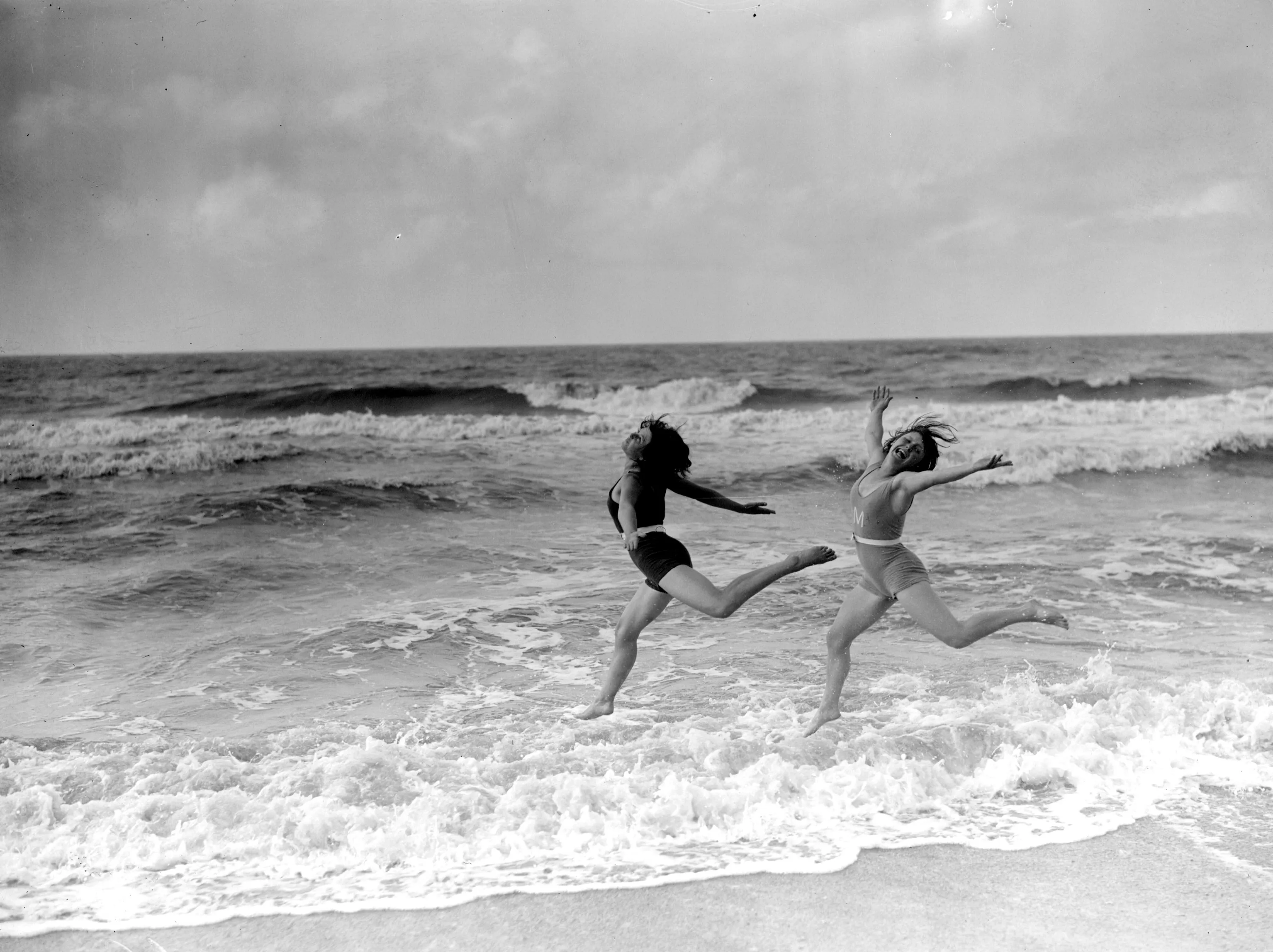Пляшущие моря. Танцы на пляже. Танцовщица на пляже. Танцы на пляже черно белая. Две девушки и море танцы.