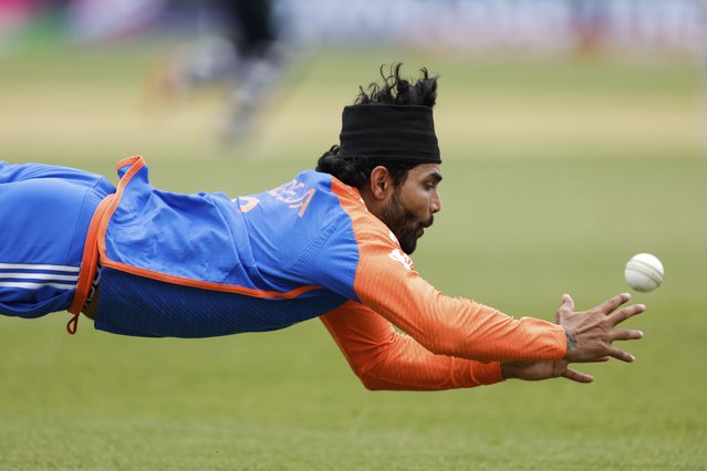 India's Ravindra Jadeja fails to catch out Ireland's Gareth Delany during an ICC Men's T20 World Cup cricket match at the Nassau County International Cricket Stadium in Westbury, New York, Wednesday, June 5, 2024. (Photo by Adam Hunger/AP Photo)