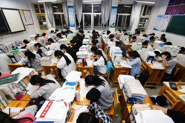 This photo taken on May 24, 2016 shows senior high school students studying at night to prepare for the college entrance exams at a high school in Lianyungang, east China's Jiangsu province.  The three-day 2016 college entrance exam will start on June 7. (Photo by AFP Photo/Stringer)