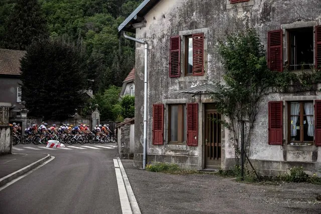 The pack cycles during the 8th and final stage of the new edition of the Women's Tour de France cycling race, 123,3 km between Lure and La Super Planche des Belles Filles, on July 31, 2022. (Photo by Jeff Pachoud/AFP Photo)
