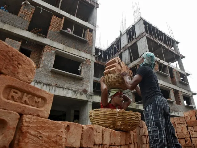 Labourers work at the construction site of a residential complex in Kolkata, India, August 31, 2015. (Photo by Rupak De Chowdhuri/Reuters)