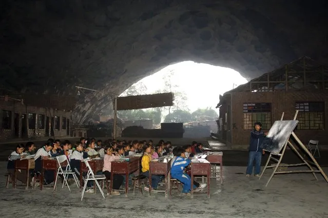Children attend class at the Dongzhong (literally means “in cave”) primary school at a Miao village in Ziyun county, southwest China's Guizhou province in this November 14, 2007, file photo. (Photo by Reuters/China Daily)