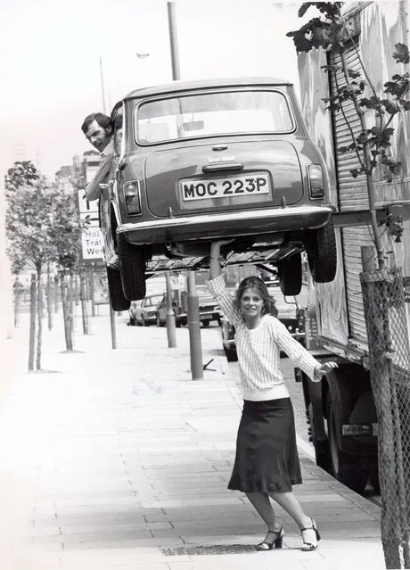 American actress Lindsay Wagner appears to hold a man in a Mini above her head during a visit to Britain to promote the television series “The Bionic Woman”, London, England, June 7, 1976. The car was actually hoisted by a care, which was out of sight of the camera. (Photo by Express Newspapers)