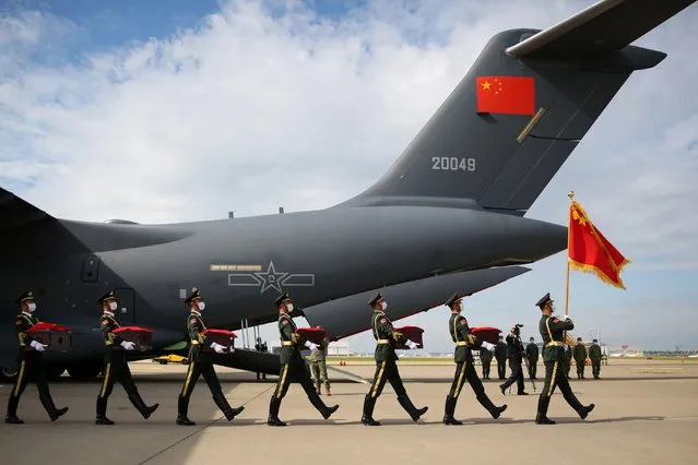 Alamy Live News. 2K17488 Incheon, South Korea. 16th Sep, 2022. Chinese soldiers carry to a plane coffins containing remains of Chinese People's Volunteers martyrs killed in the 1950-53 Korean War during a repatriation ceremony at Incheon International Airport in Incheon, South Korea, September 16, 2022. South Korea on Friday returned to China the remains and belongings of 88 Chinese soldiers killed in the 1950-53 Korean War. The ninth repatriation ceremony was held at the Incheon International Airport, west of the capital Seoul. Credit: Wang Yiliang/Xinhua/Alamy Live News This is an Alamy Live News image and may not be part of your current Alamy deal . If you are unsure, please contact our sales team to check. (Photo by Xinhua/Alamy Live News)