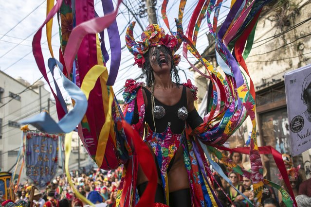 Raquel Poti performs on stilts during the “Ceu na Terra” or Heaven on Earth pre-Carnival street party, in Rio de Janeiro, Brazil, Saturday, February 3, 2024. Standing 9 feet tall on her wooden stilts in lavish costumes, some media have taken to calling her the muse of Rio's Carnival. (Photo by Bruna Prado/AP Photo)